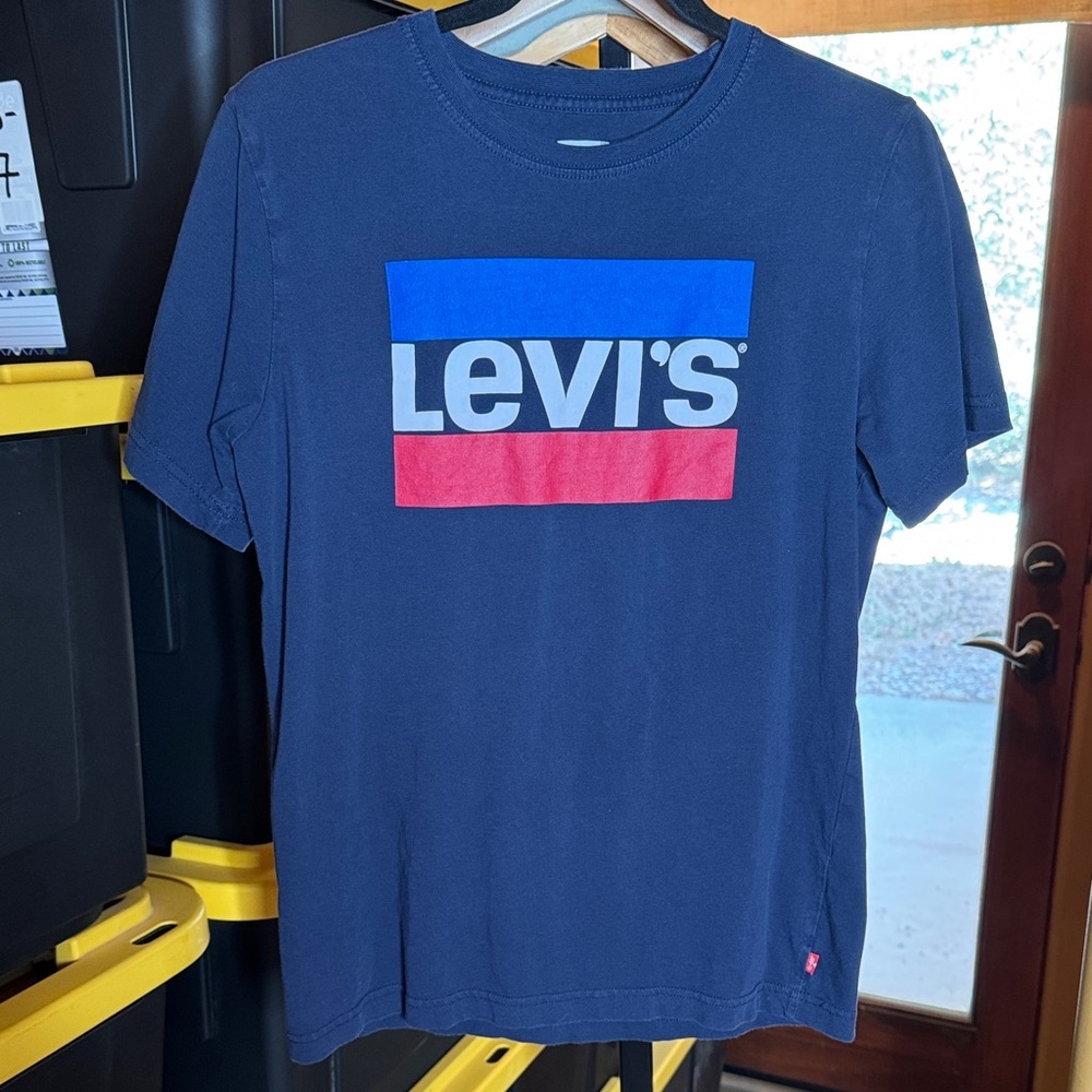 Levi's Navy Blue and Red Logo Tee Size XL (18/20)